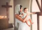 Čo dávajú krstní rodičia na krstiny?