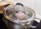 Cómo cocinar sopa de acedera con guisantes y repollo tierno.