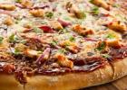 Ízletes pizza hússal, paradicsommal és paprikával